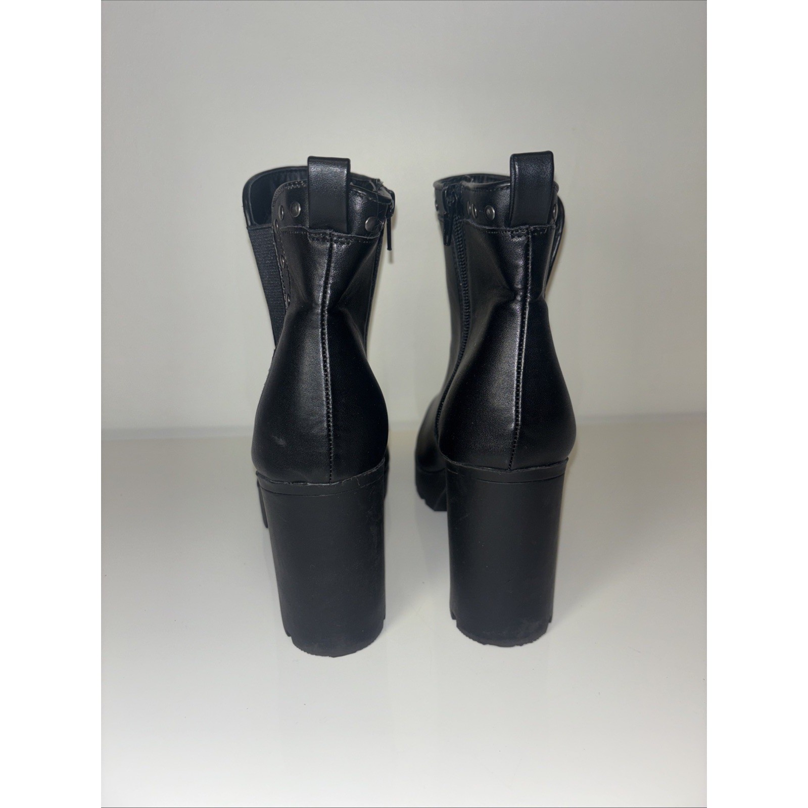 Womens Black Faux Leather Studded Lug Sole Chelsea Boots Size 9.5