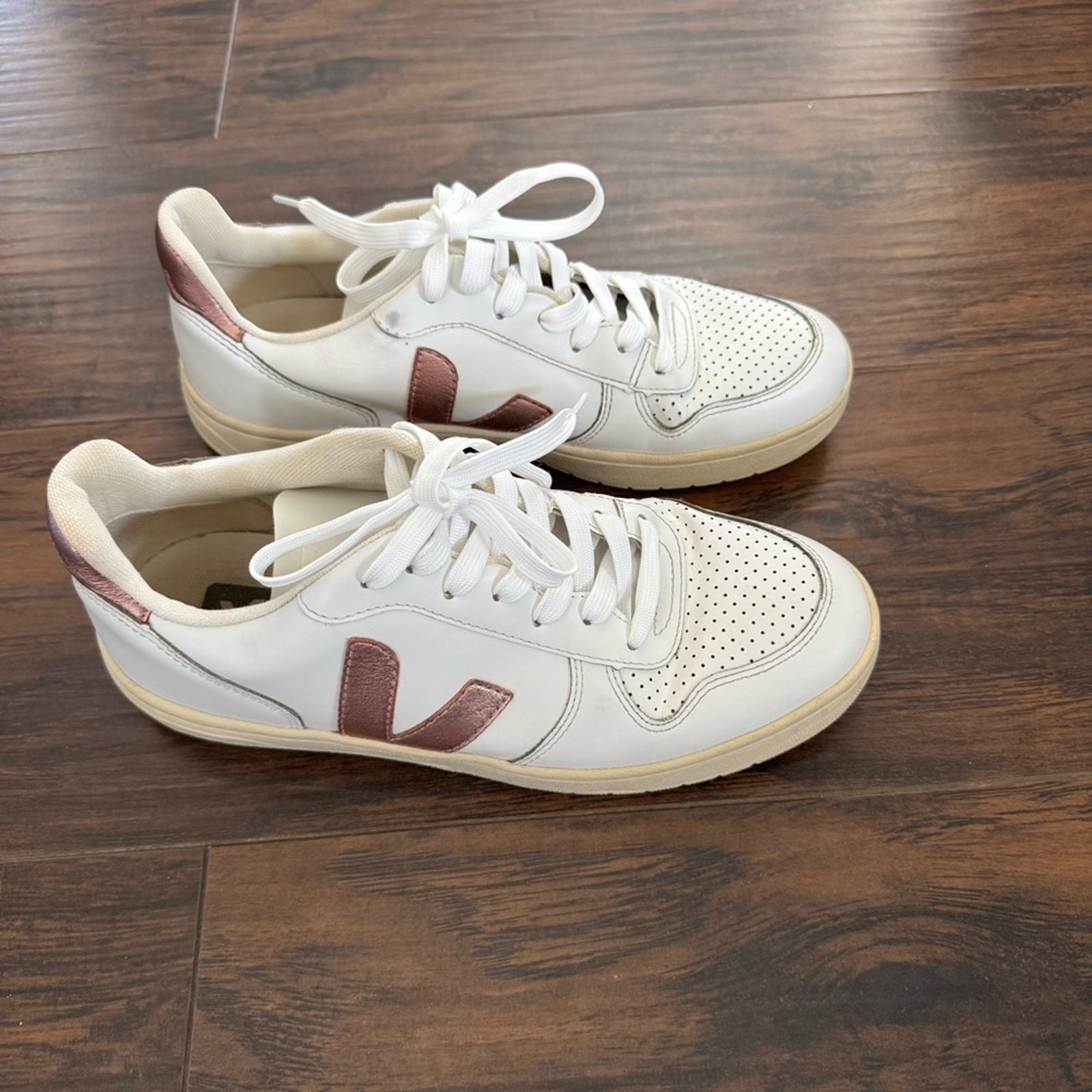 VEJA Women’s White Leather Sneakers with Rose Gold Accents sz 10 euro 41