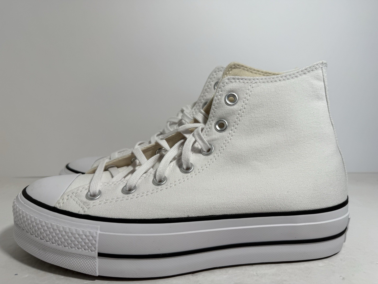 Converse Chuck Taylor All Star Lift Hi White Canvas Shoes 560846C – Size 8-10 US