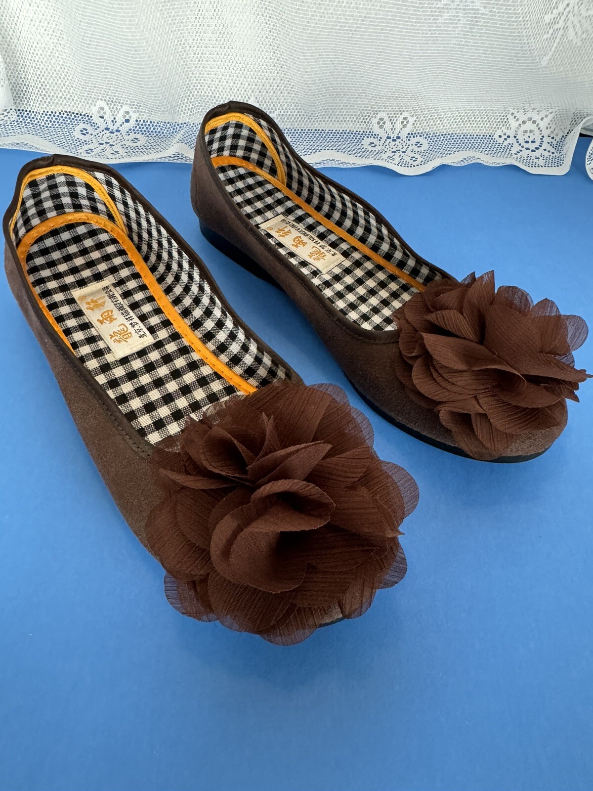 XIUXIAN WOMEN’S BEAUTIFUL SLIP ONS / SIZE 250 OR SIZE 9 M / SUPER CLEAN AND NEW