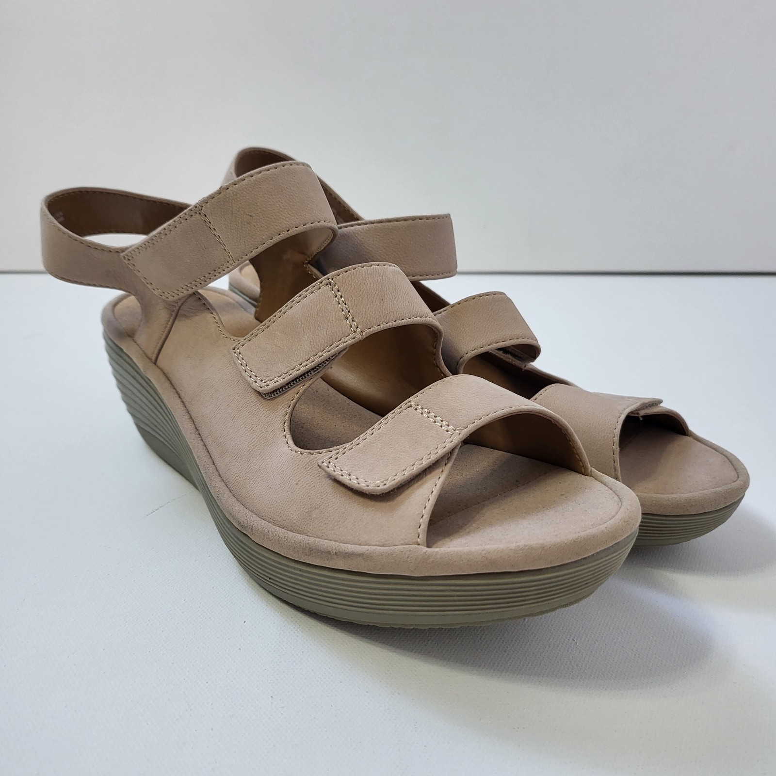 Clarks Size 9.5 W Soft Cushion Reedly Juno Wedge 2.5″ Heel Sandals Triple Strap