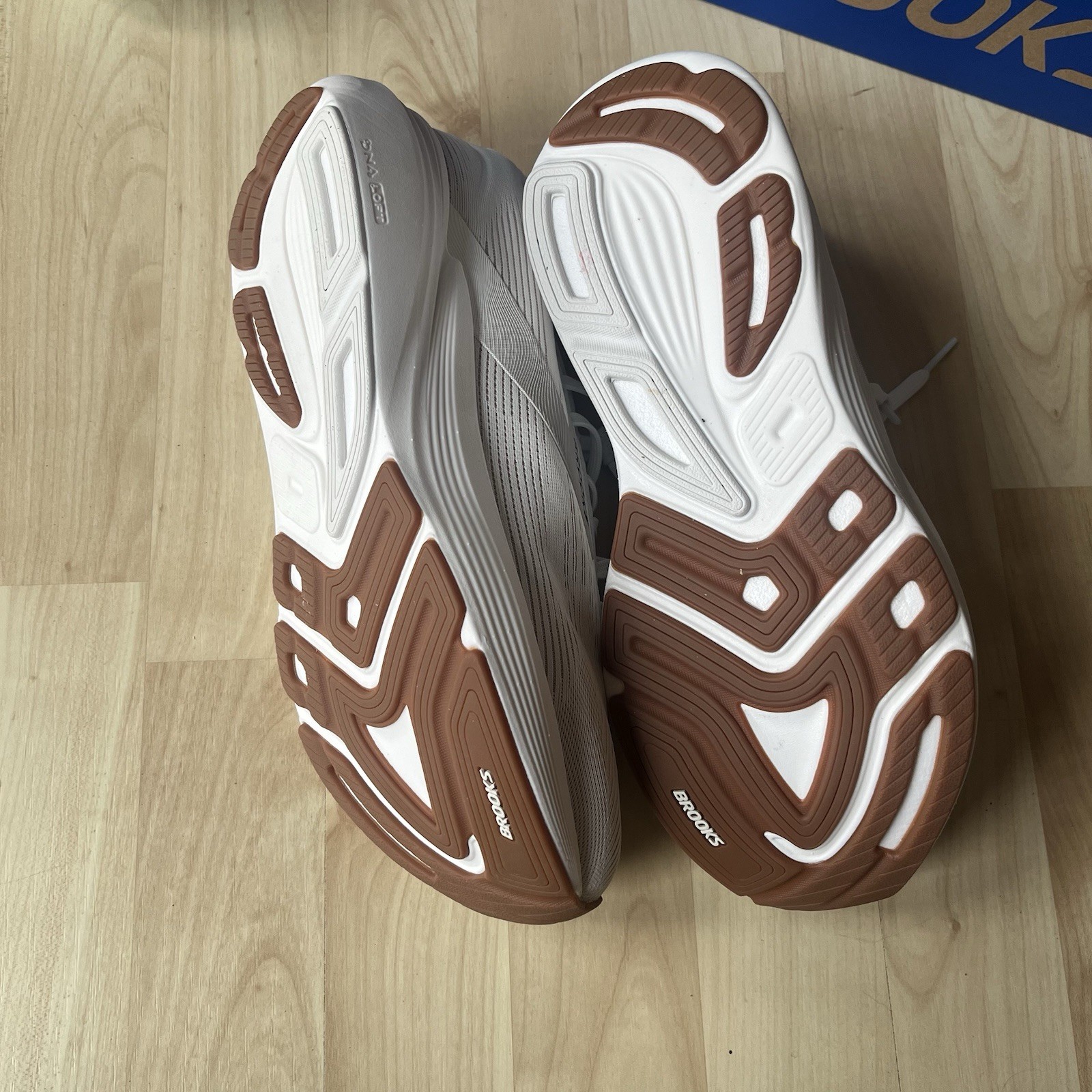 New In Box Size 10D Wide – Brooks Revel 8 White Chateau Grey