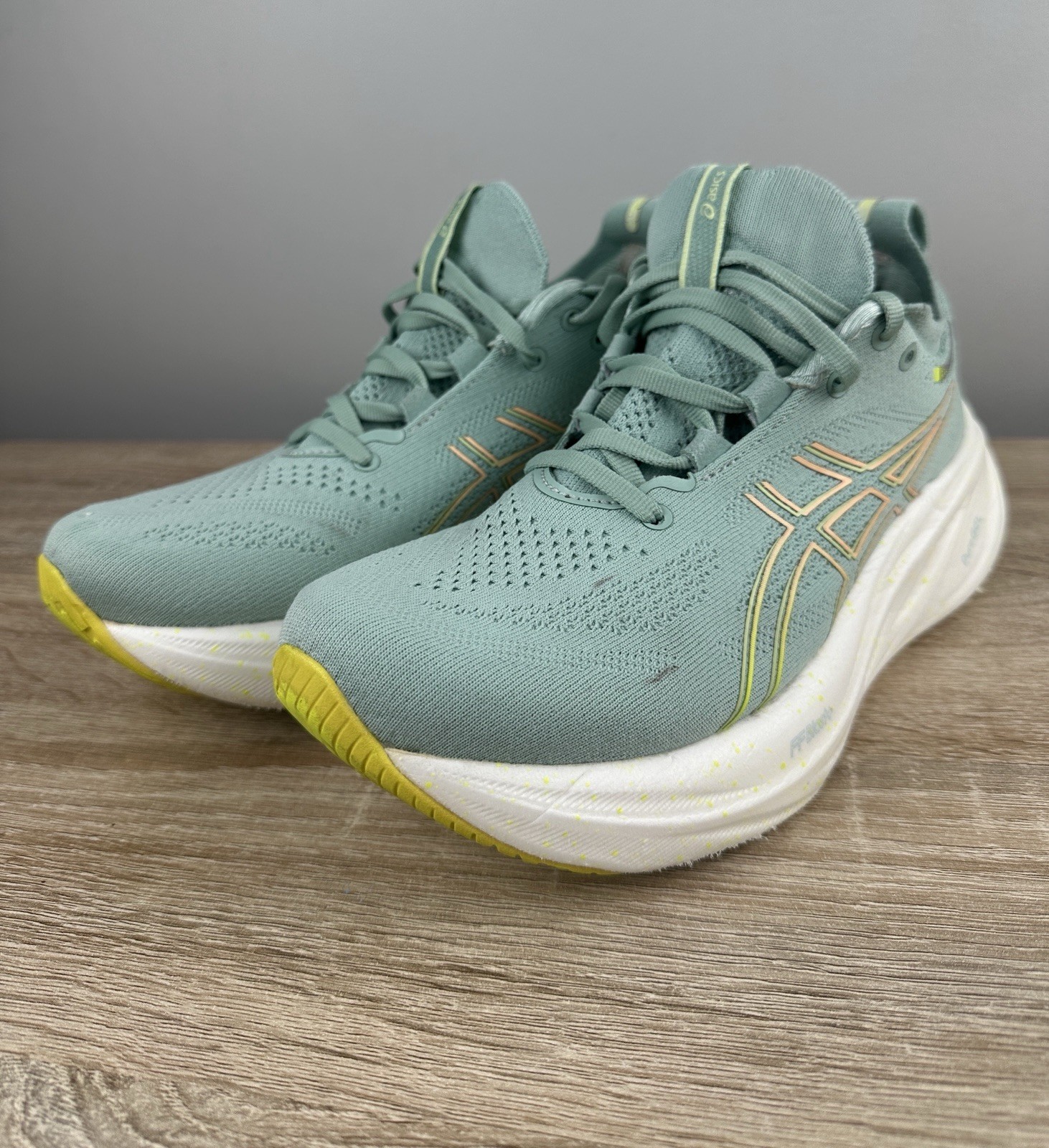 ASICS Gel Nimbus 26 Women’s Size 7 Light Celadon Running Sneakers