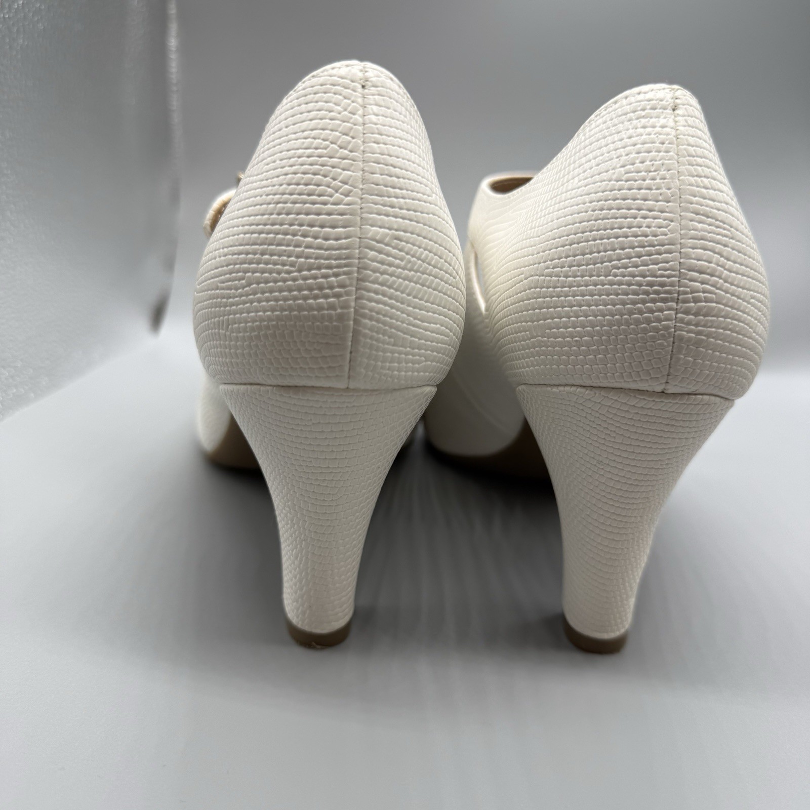 Giani Bernini Retro Style White Mary Jane Textured Heels Size 7.5 M