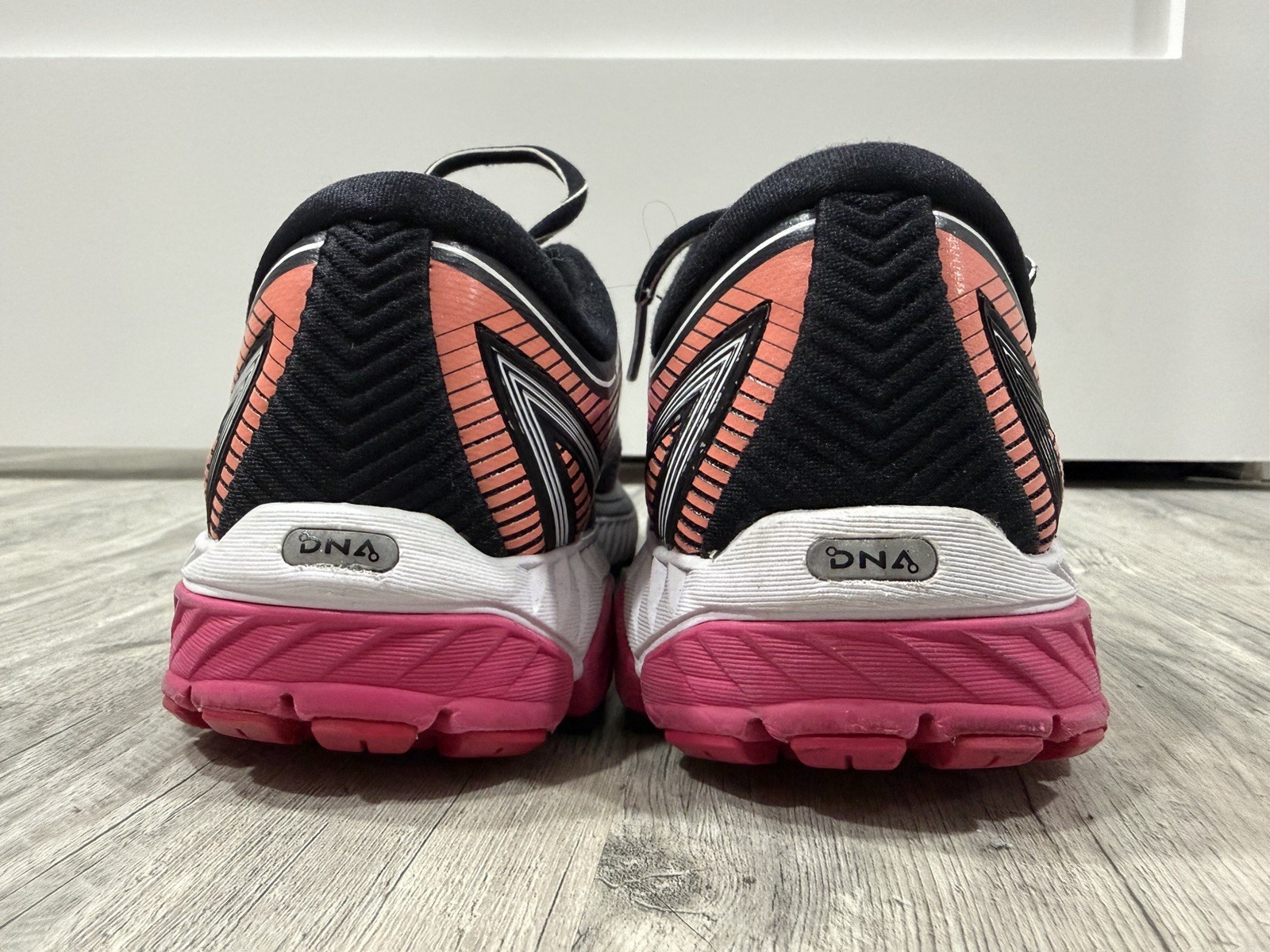 Brooks Ghost 10 Women’s Size 7 B Medium Running Shoes Black Pink 1202461B067