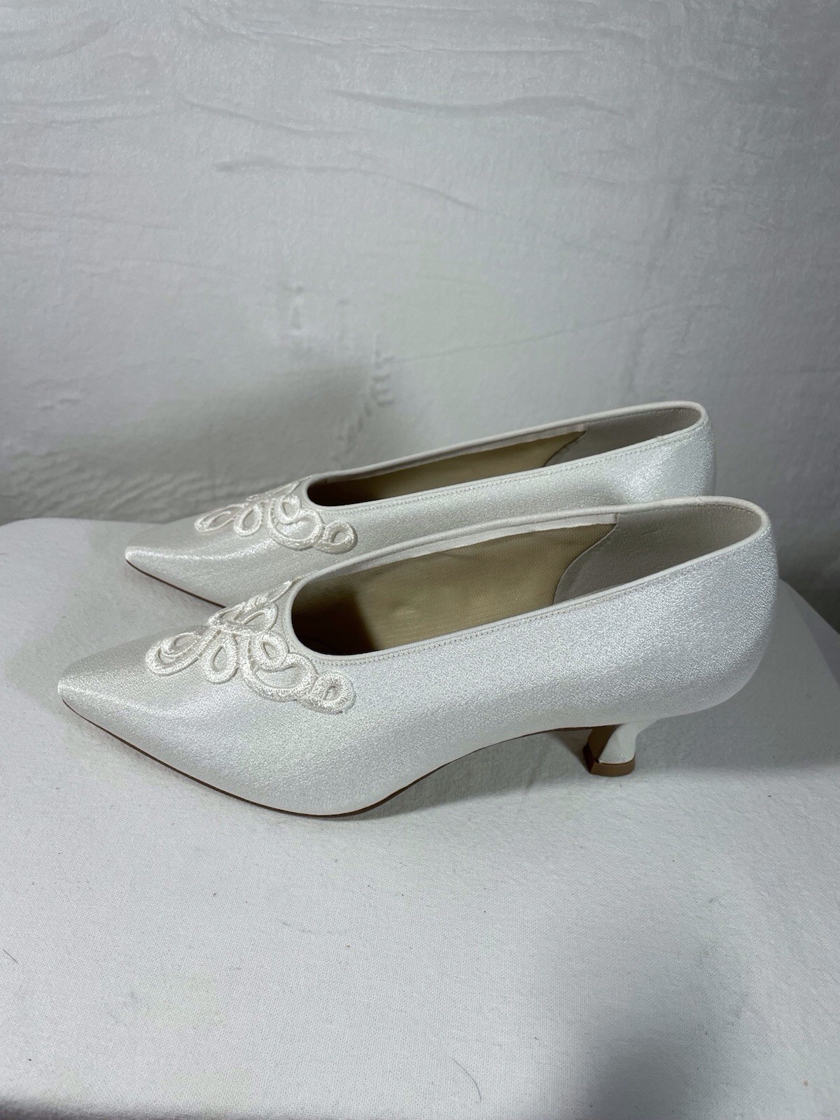New! Dyeables White Closed Toe Classic Pumps With Roping Detail 9.5 B