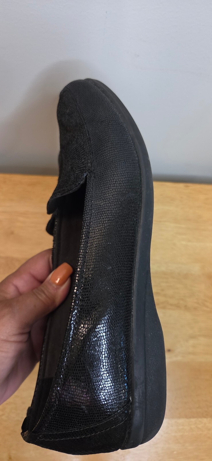 Clarks Black Textured Slip-On Loafers Women’s Size 9W