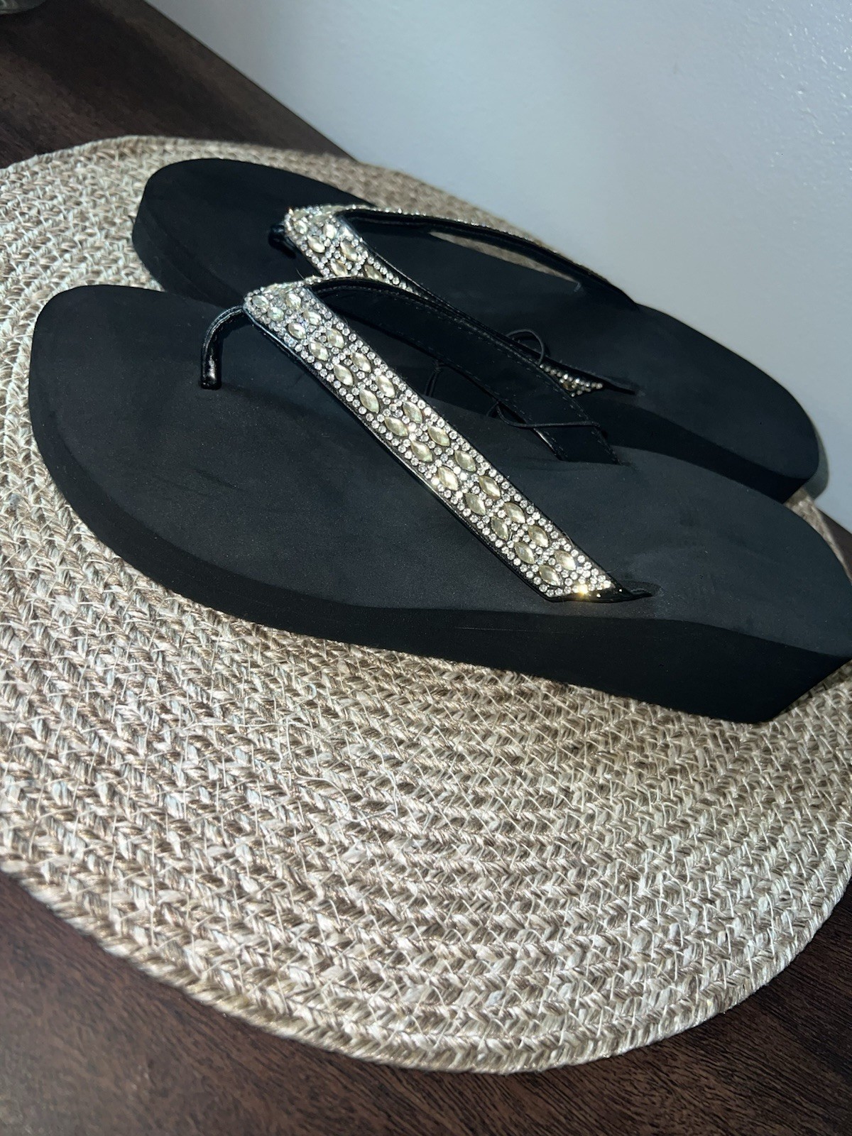 Women’s Black Rhinestone Flip Flop Sandals Slip On Synthetic Upper Size 9-10