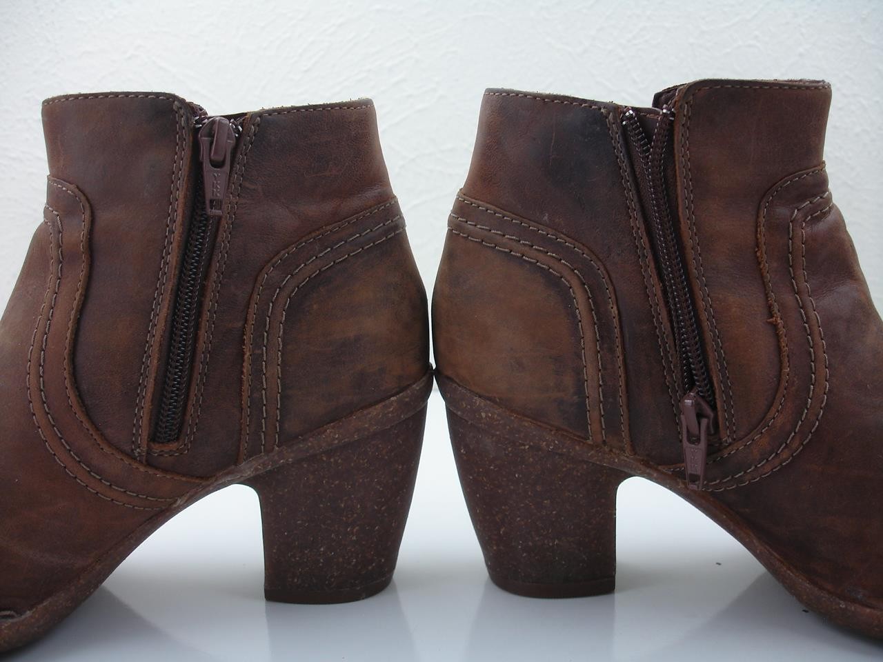 Women’s 7 M Clarks Artisan Carleta Paris Brown Leather Ankle Boots Side Zip Heel