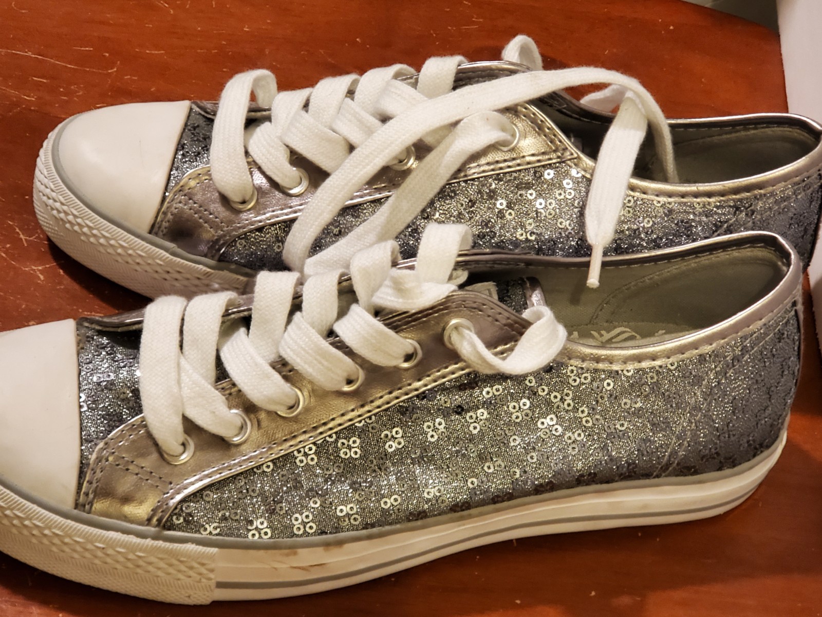 Gotta Flurt Women’s Size 8.5 Sequin Sneakers Shoes Lace Up, Silver & White, EUC