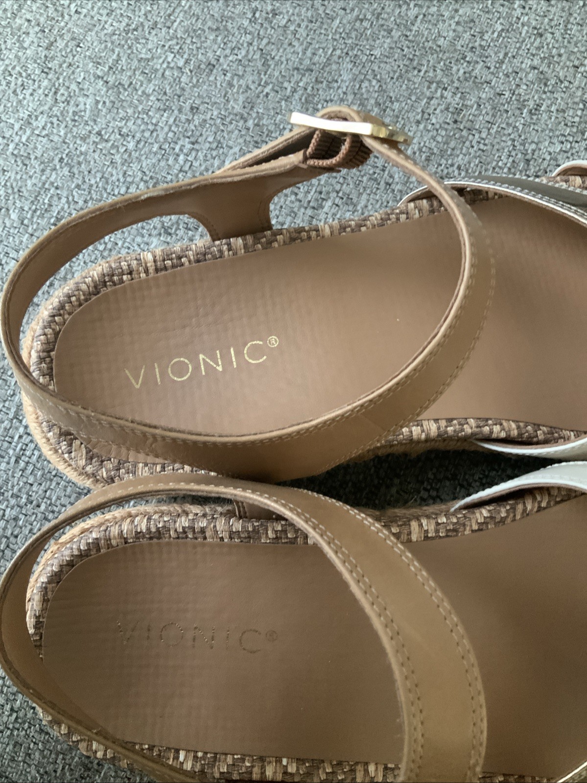 Vionic Women’s Mar Ankle Straps Heeled Sandal 9.5 Camel Gold White