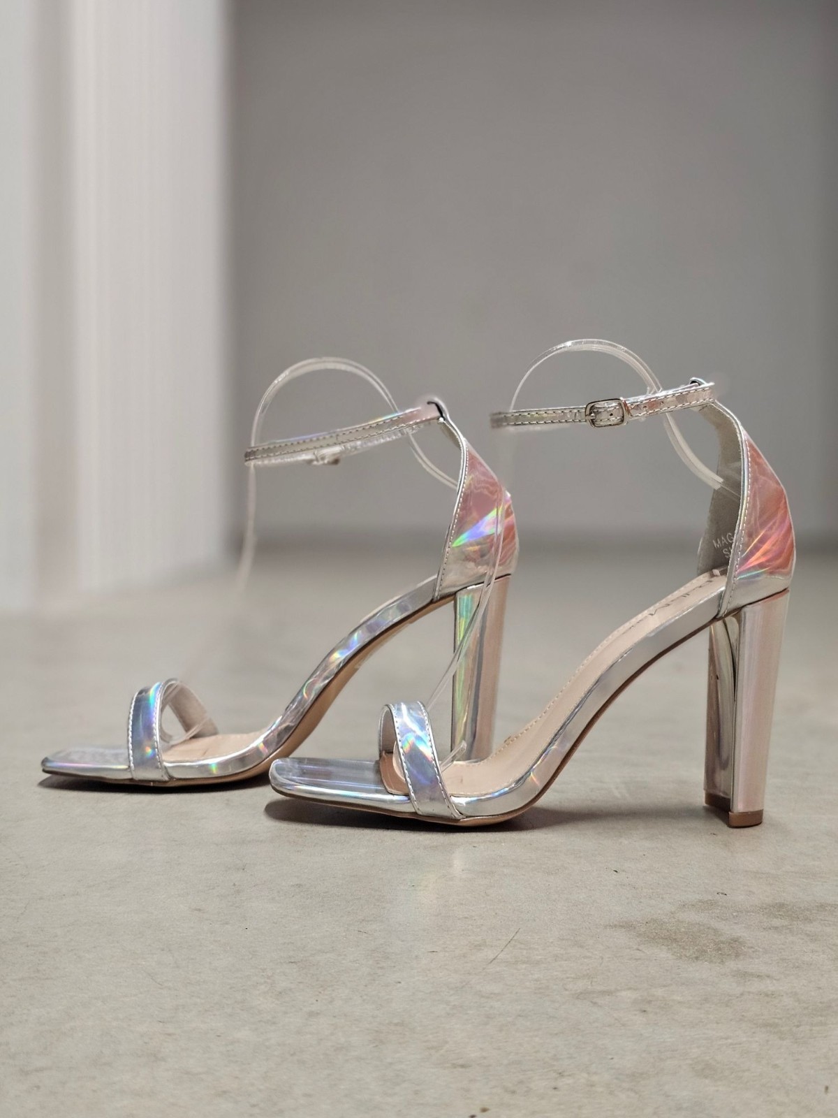 Holographic Silver Block Heel Sandals With Adjustable Ankle Strap And Open Toe D