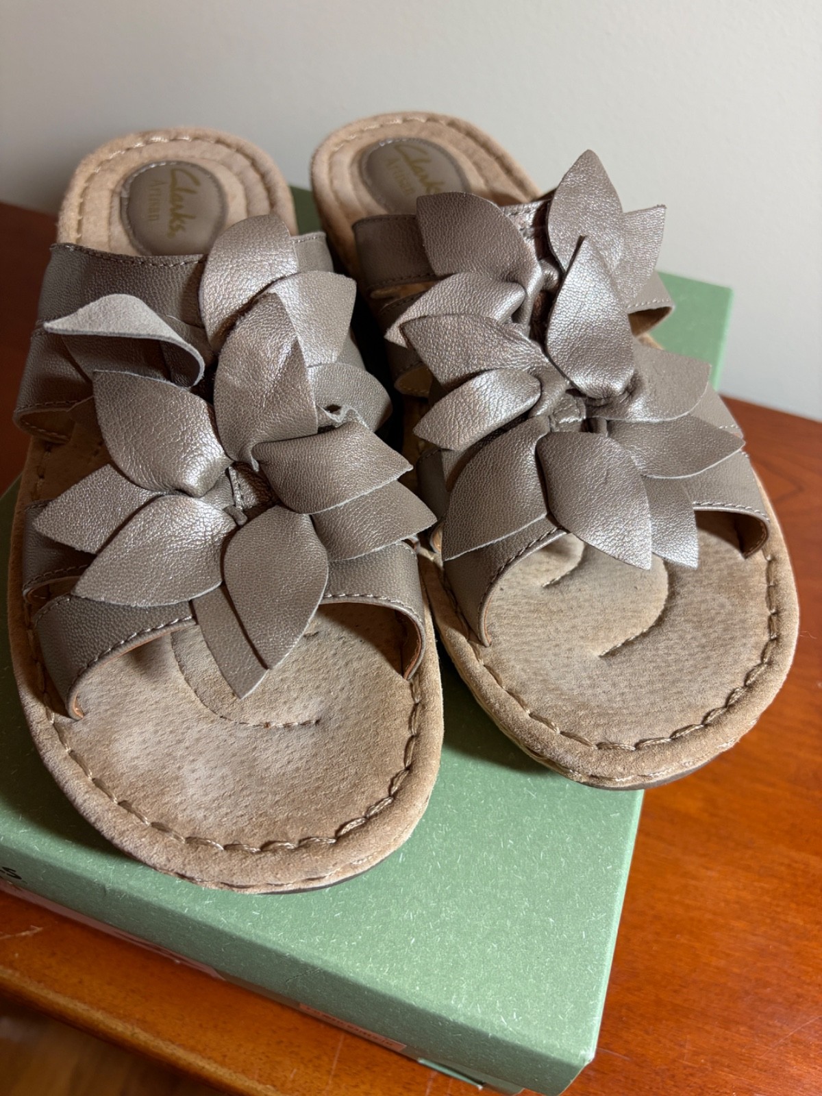 NIB CLARKS ARTISAN Women’s Amaya Lilly Platinum LEATHER Sandals SIZE 9M 63813