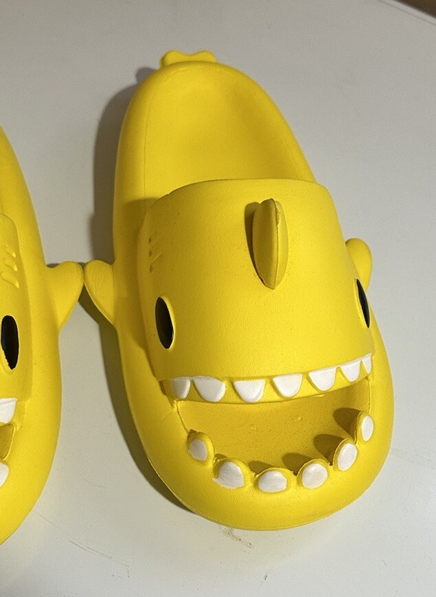 Shark Slippers Sandals Flip-Flops * YELLOW *US 9-1/2 ( 42/ 43 ) Unisex *NEW