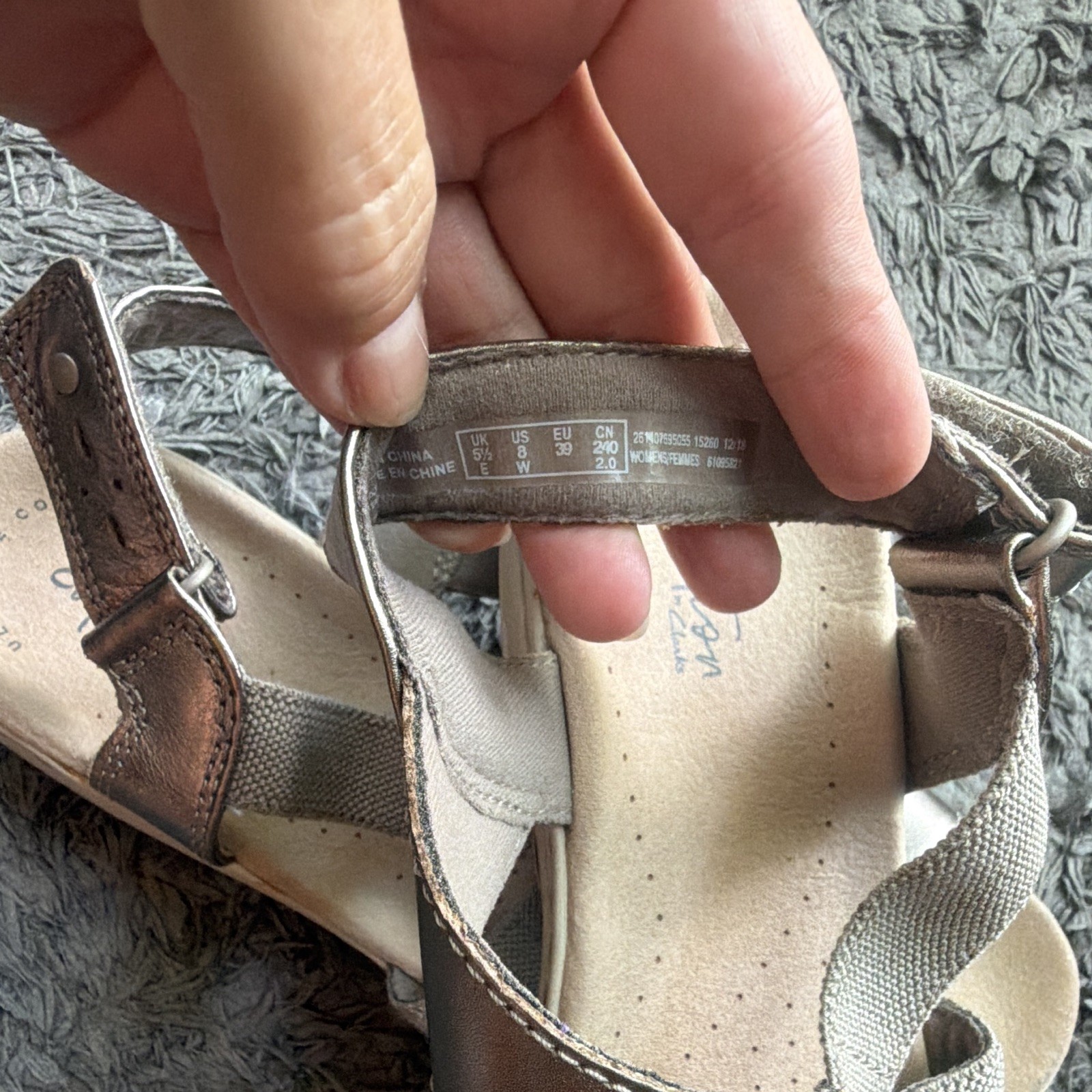 Clarks Women’s Silver Leather Strappy Hook & Loop Sandals Wide W Size 8
