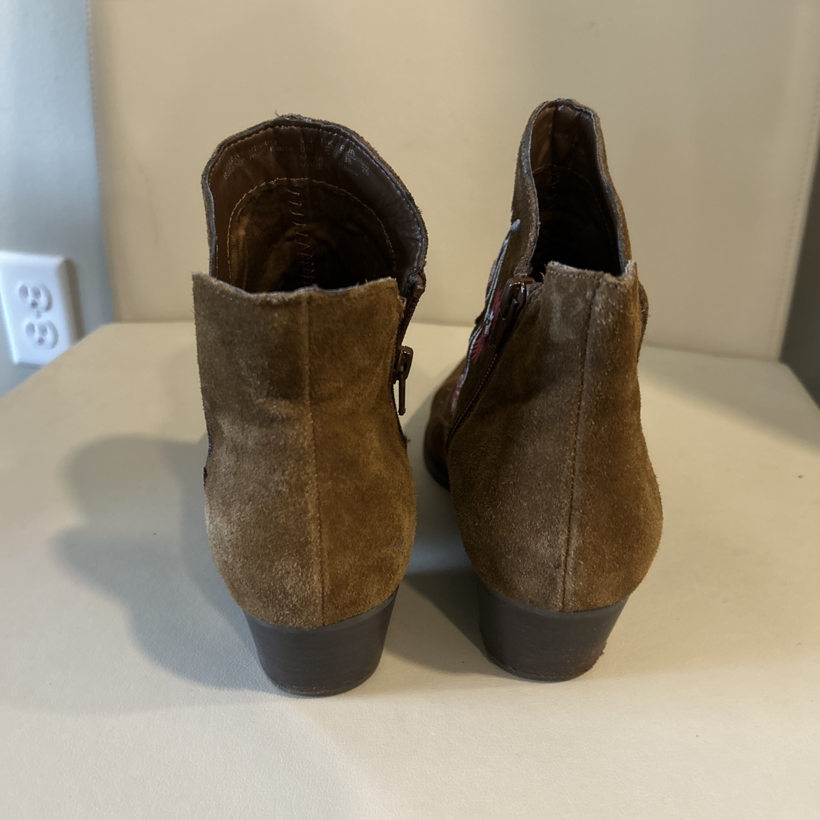 Carlos by Carlos Santana Sz 8 M Women’s Suede Ankle Boots W/ Floral Embroidery
