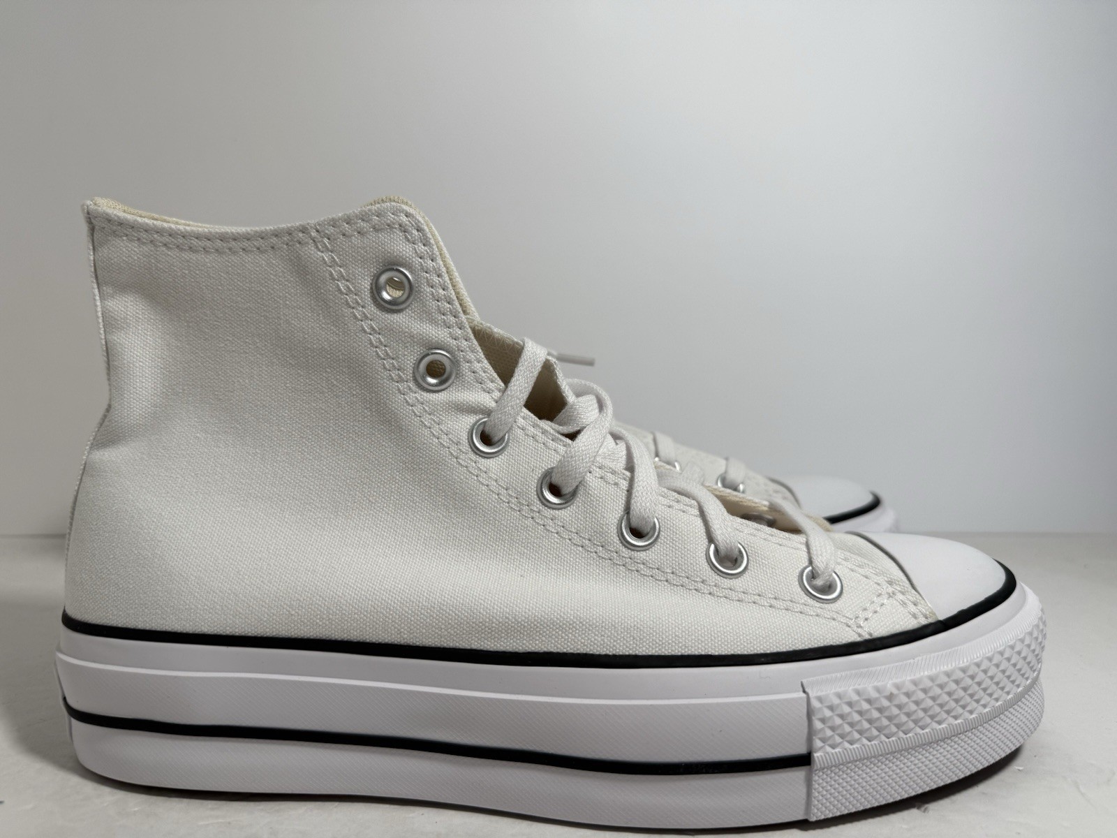 Converse Chuck Taylor All Star Lift Hi White Canvas Shoes 560846C – Size 8-10 US
