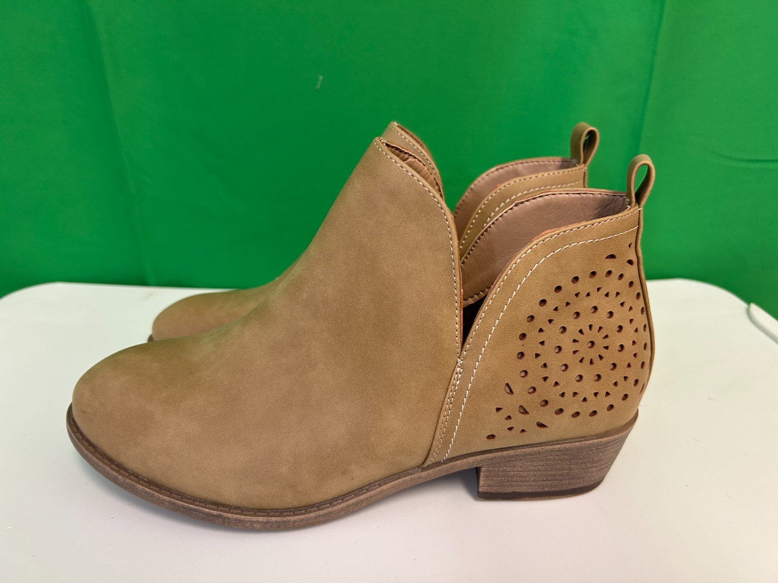 Vepose Womens Pull on Ankle Boots. Low Heel Cutout Booties. 9 Brown Tan