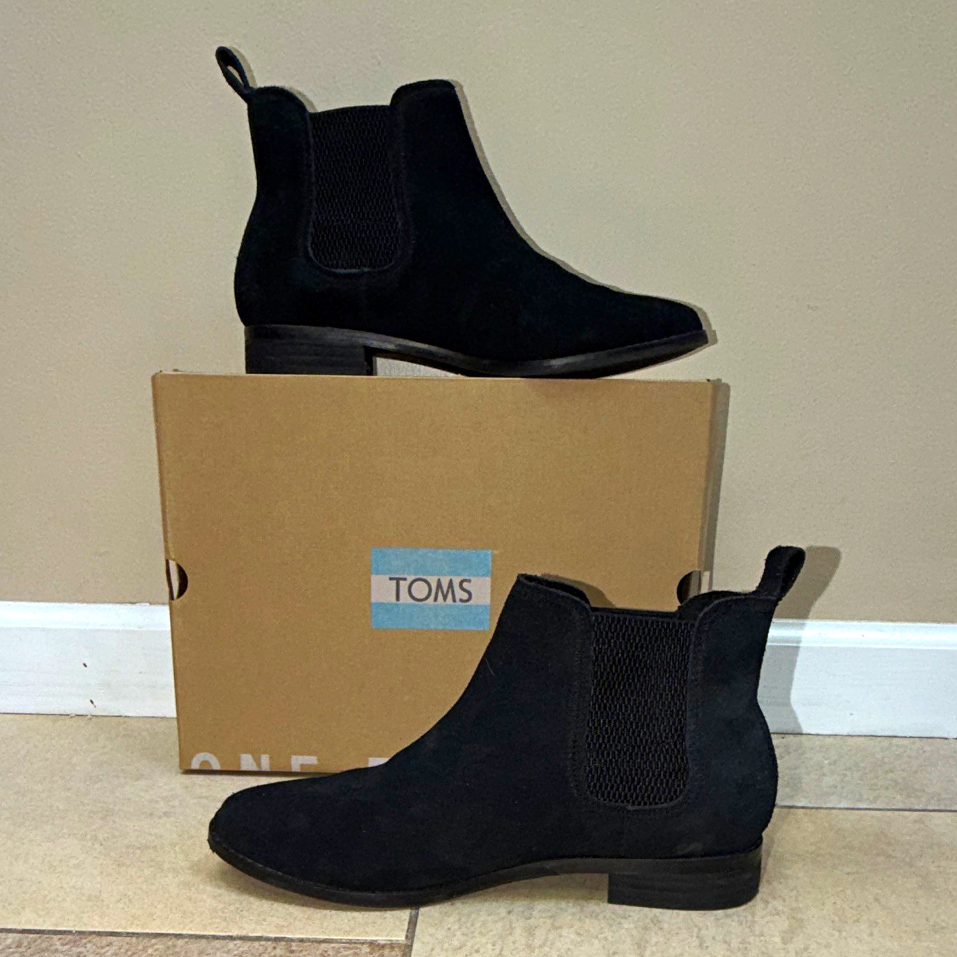 TOMS Ella Black Suede Chelsea Ankle Boot Pull On Pull Tab Women’s US 9.5