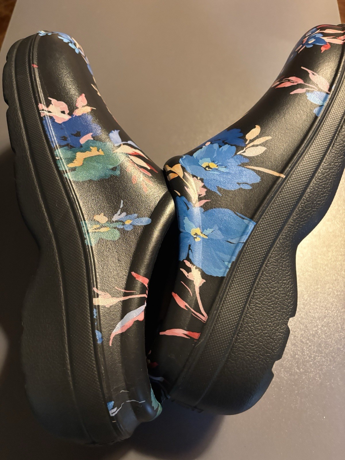 Totes Everywear Women’s Clogs Black Gardening Floral Size 8 Slip On