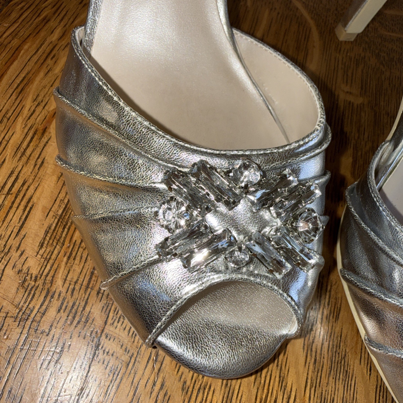 David’s Bridal Metallic Silver Desi Pumps Size 9 1/2 New With Box