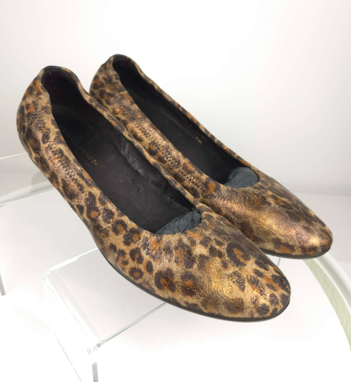 Donald J Pliner HYWEI Leopard Metallic Flats 9M Italy Display Model Box