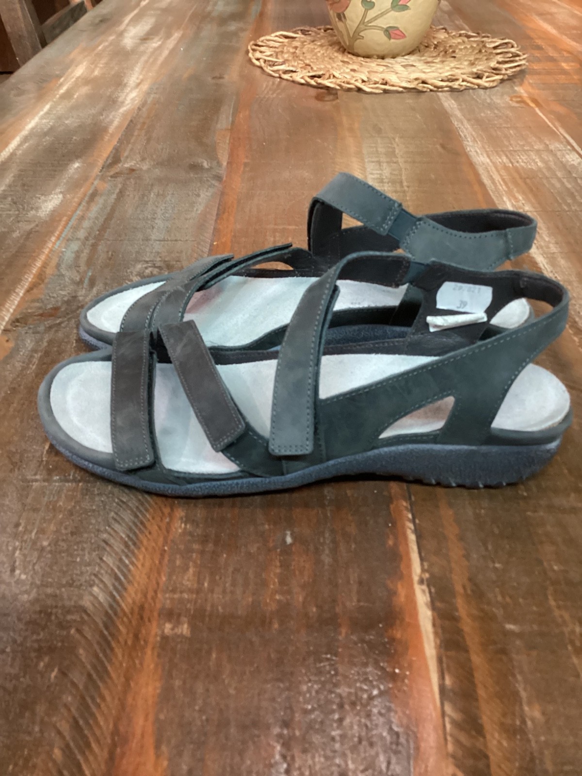 New Naot Women’s Whetu gray nubuck leather strappy sandals flats sz 39/8.5-9