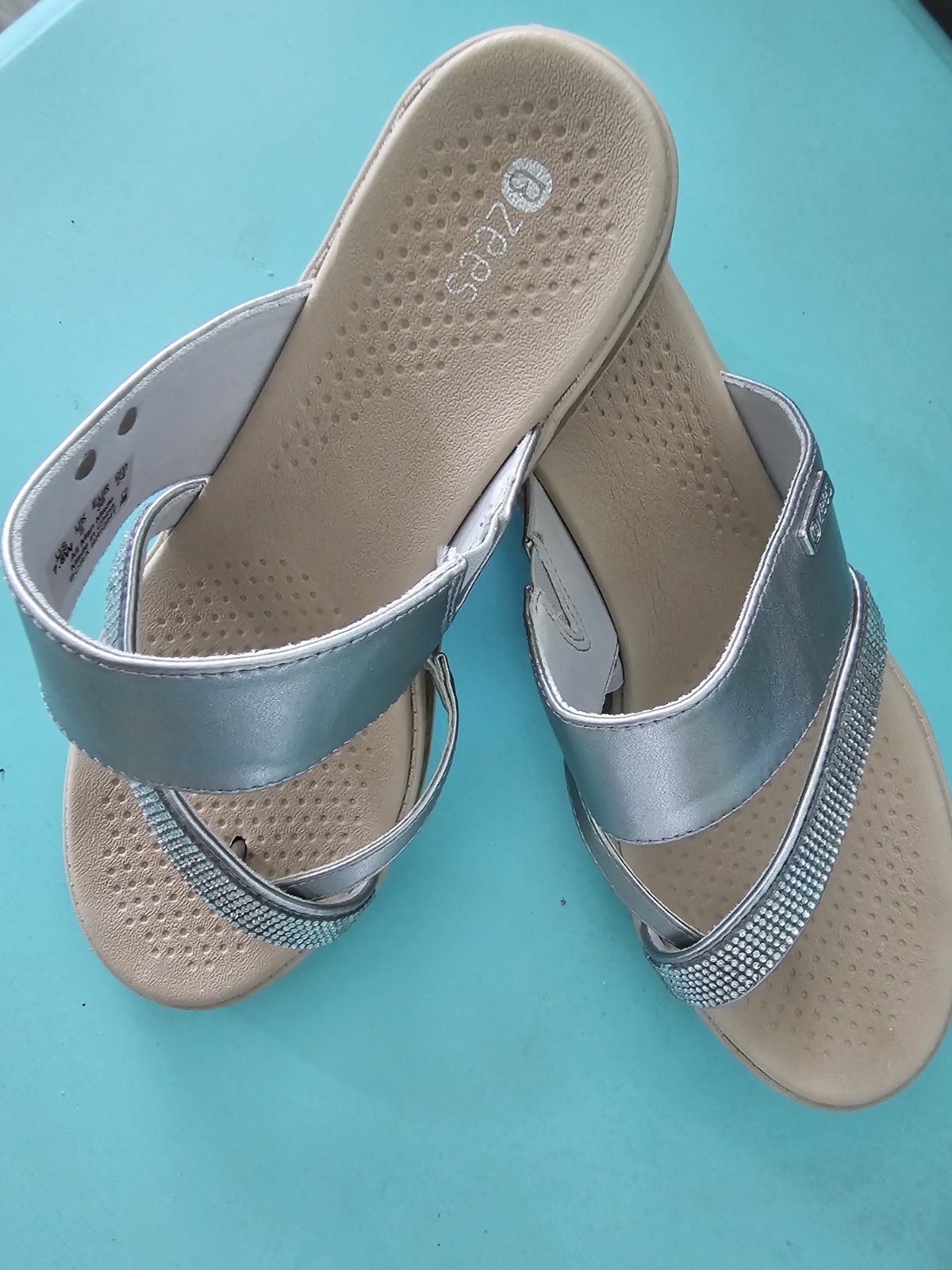 Bzees Comfort Wedge Sandals Silver Metallic Rhinestone 7.5W Embellishments! EUC