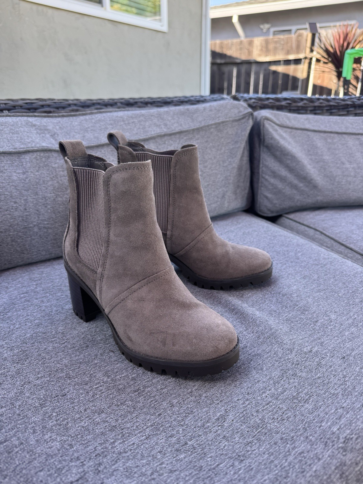 UGG Gray Suede Chelsea Ankle Boots Round Toe Rubber Sole Womens US 6 EU 37