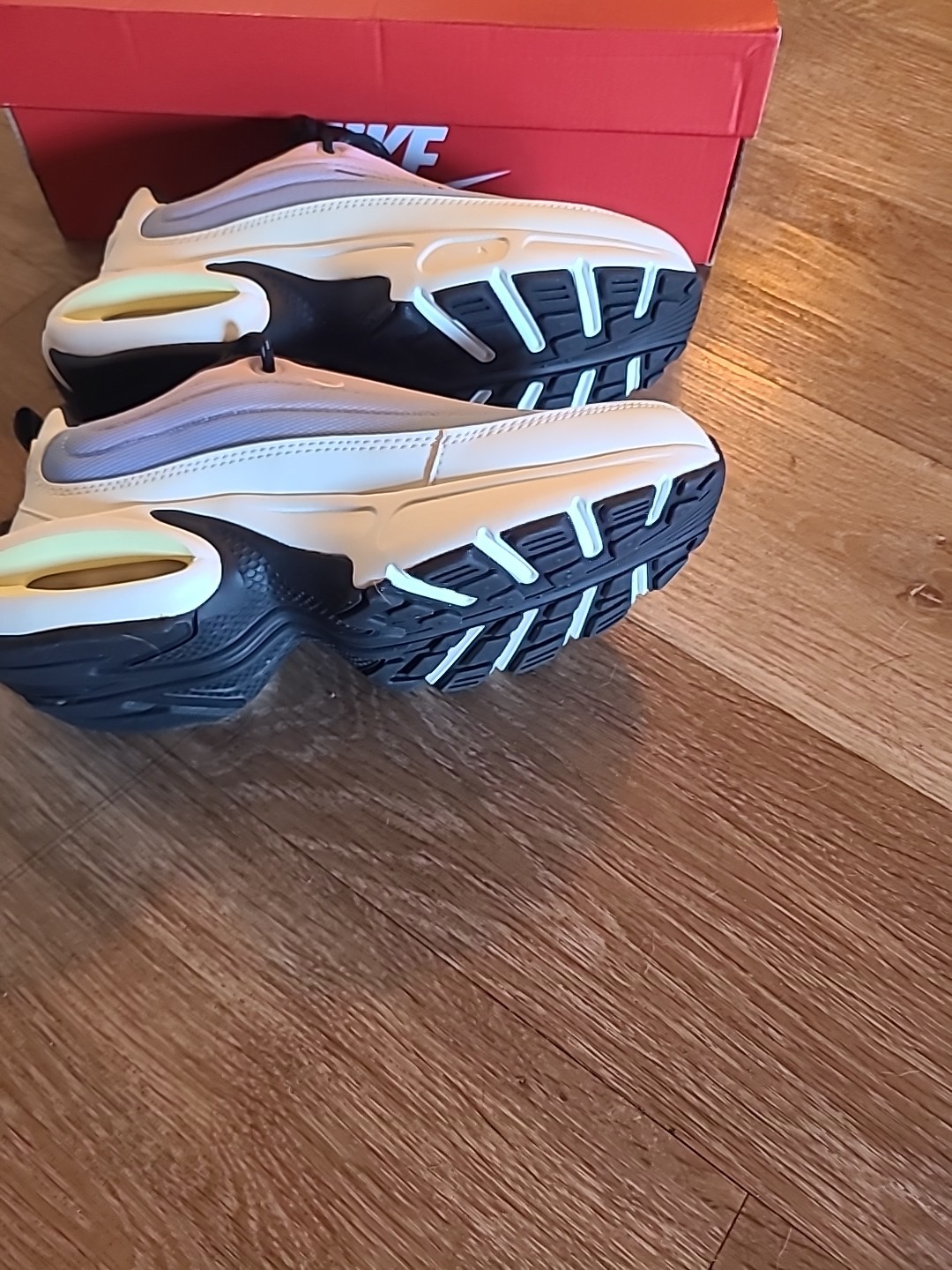 W Nike Air Max Portal sneakers in white and pink Size 7.5 US Women
