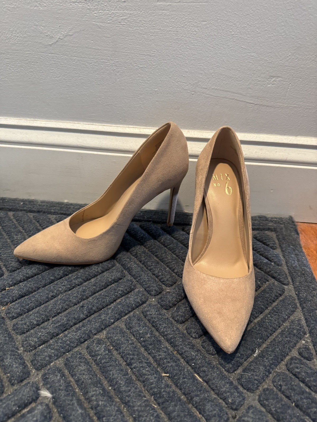 Mix No. 6 Danyah Beige Faux Suede Pump – Size 6.5M/37
