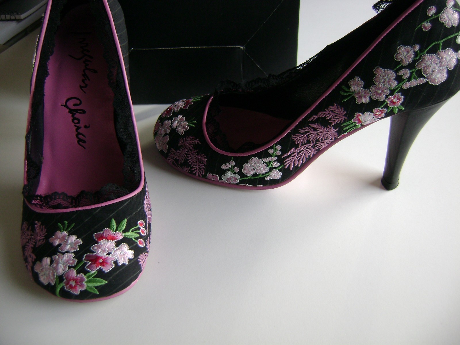 IRREGULAR CHOICE WOMEN’S SHOES 37 BLACK PINK FLORAL EMBROIDERY U.S. SIZE 6 PUMPS