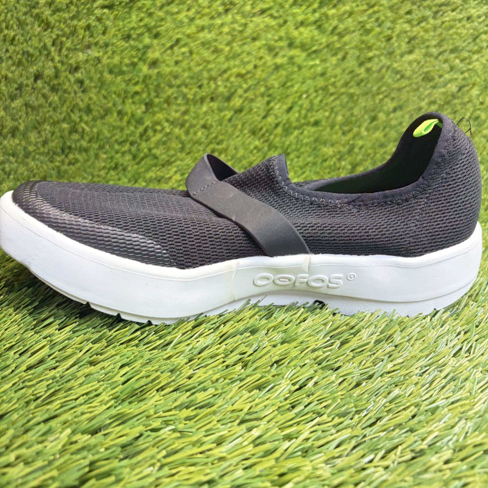 OOFOS OOmg eeZee Low Womens Size 7 Black Casual Walking Slip On Recovery Shoes
