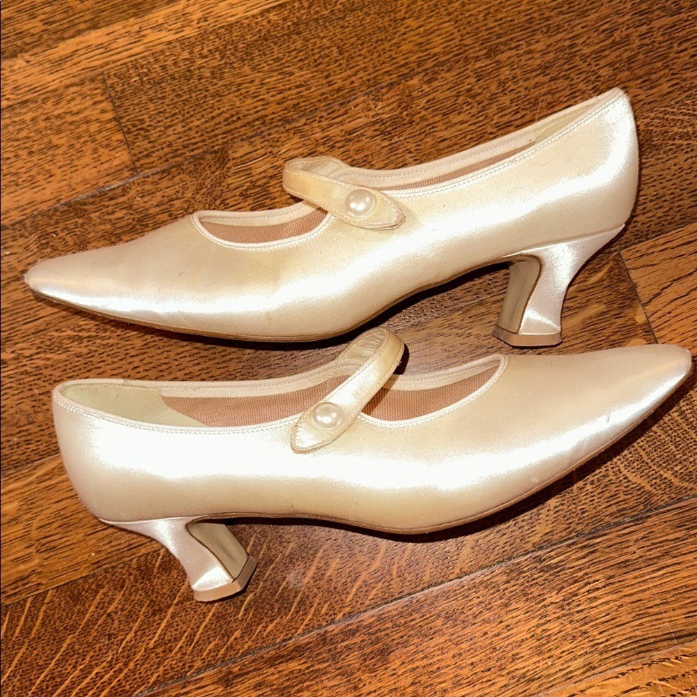 Vtg Dyeables «Cheers» Creamy White Satin Dressy Mary Jane Pointy Toe Low Pumps