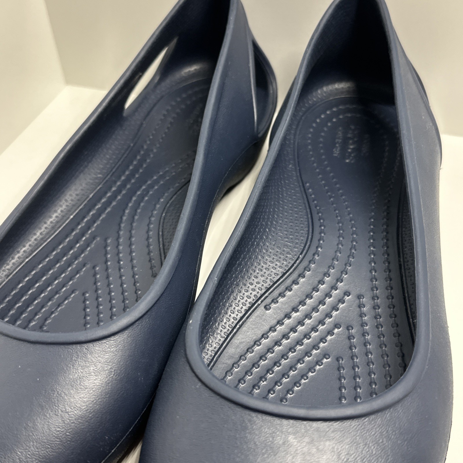 Crocs Women’s Laura Standard Fit Ballet Flats Size 8 Slip On Shoes Navy Blue
