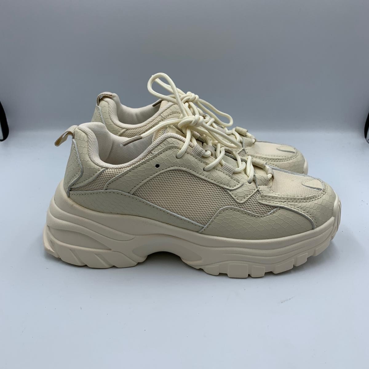 Berness Womens US 7 Fashion Shoes Beige Mesh Leather Lace Up Athletic Sneakers