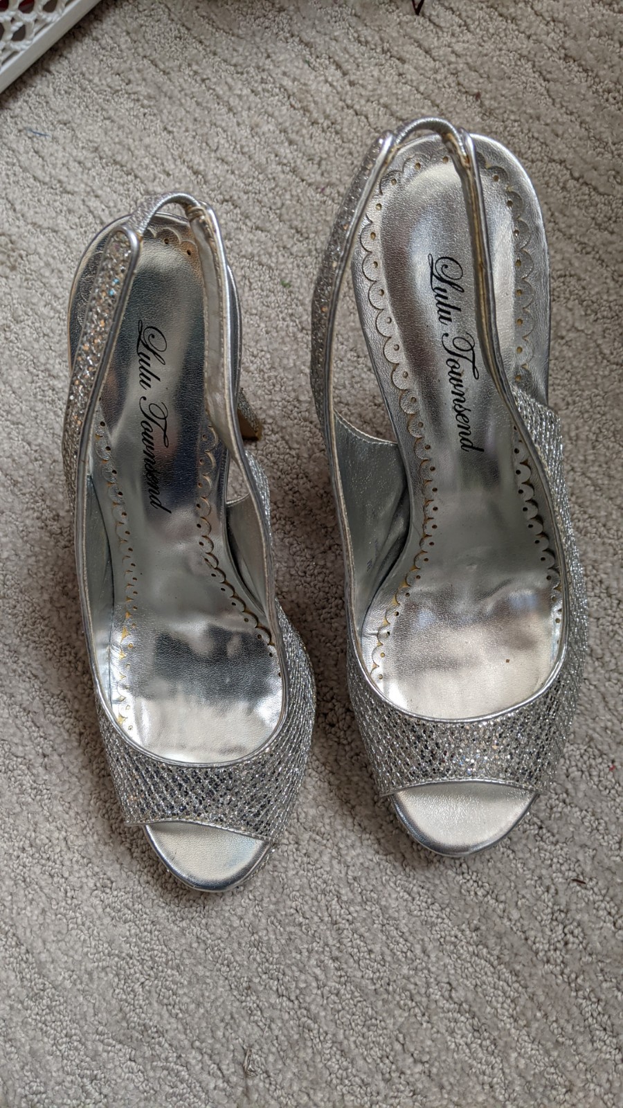 LULU TOWNSEND OPEN TOE HIGH HEEL–SILVER «ILENE»–SIZE 8M