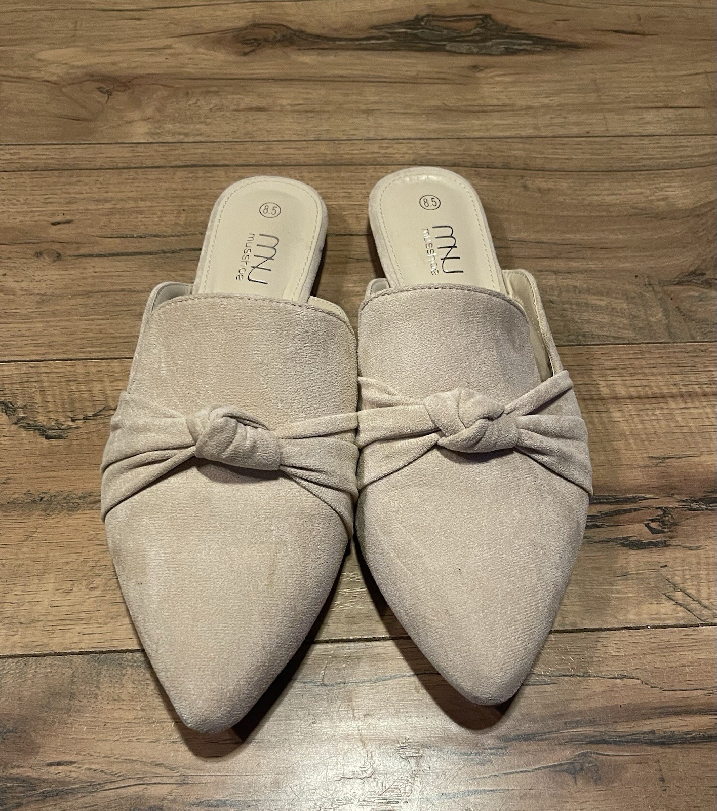 MUSSHOE Women’s Beige Slip On Pointed Toe Comfort Flats Mules Size 8.5 ~ EUC