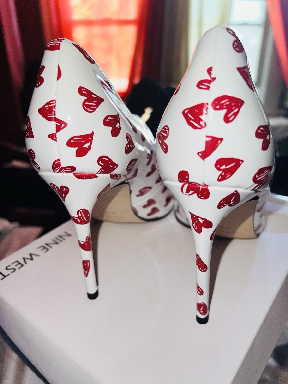 Nine West White/Red Heart Print Patent Pleather Pointed Toe Pumps Slip On 10.5M