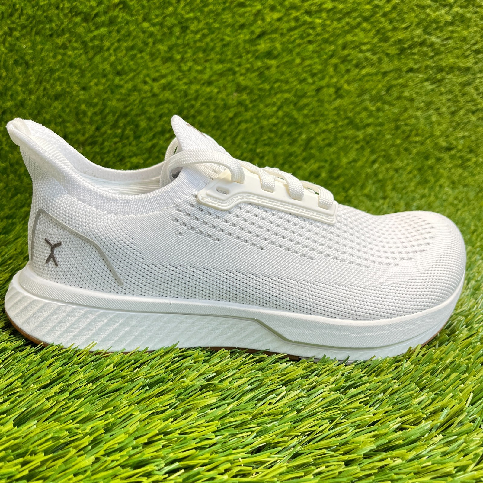 Flux Adapt Runner White Gum Womens Size 6 Running Athletic Walking Knit Shoes
