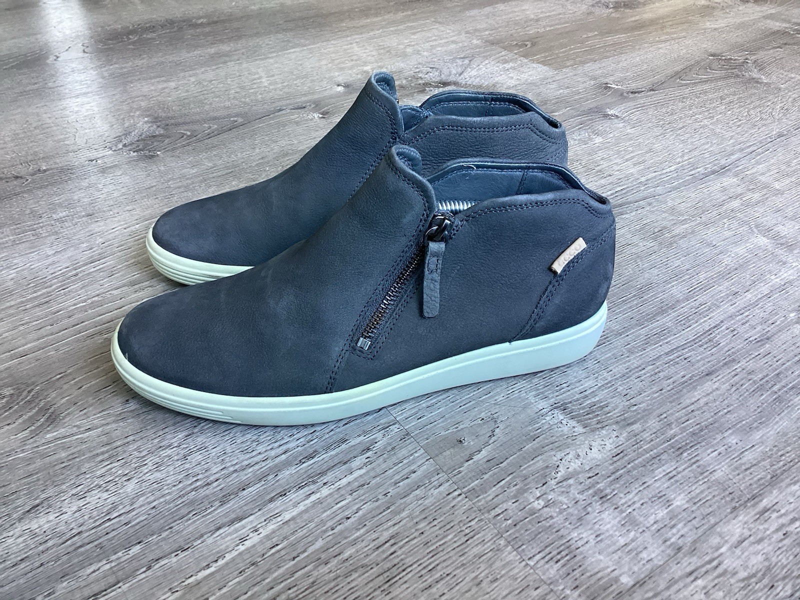 Ecco Soft 7 Shoes Womens 8 / 39 Gray Nubuck Leather Zip Bootie Casual Comfort