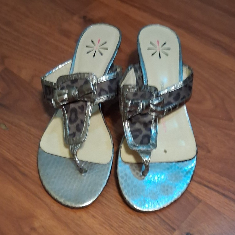 Isaac Mizrahi Womens Silver Animal Print Leather Thong Wedge Sandals 7