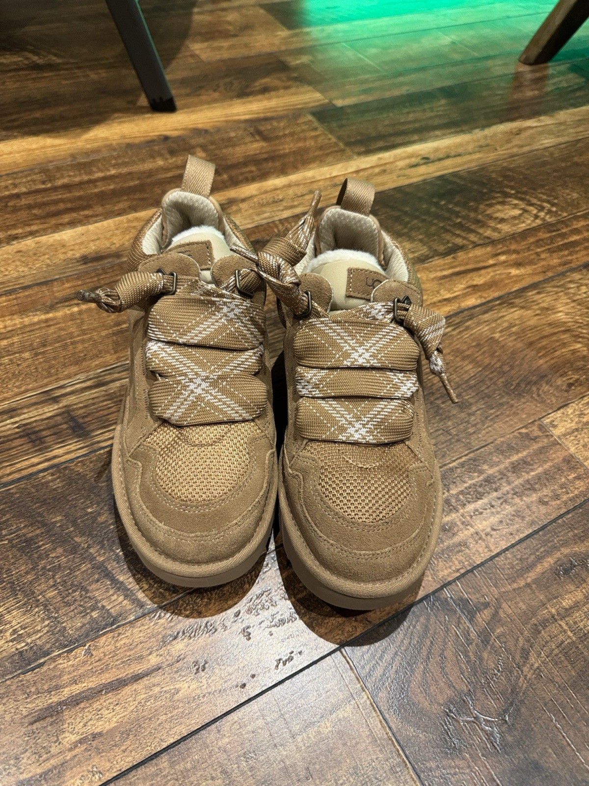 UGG Lowmel women sneakers/ size 9/ chestnut
