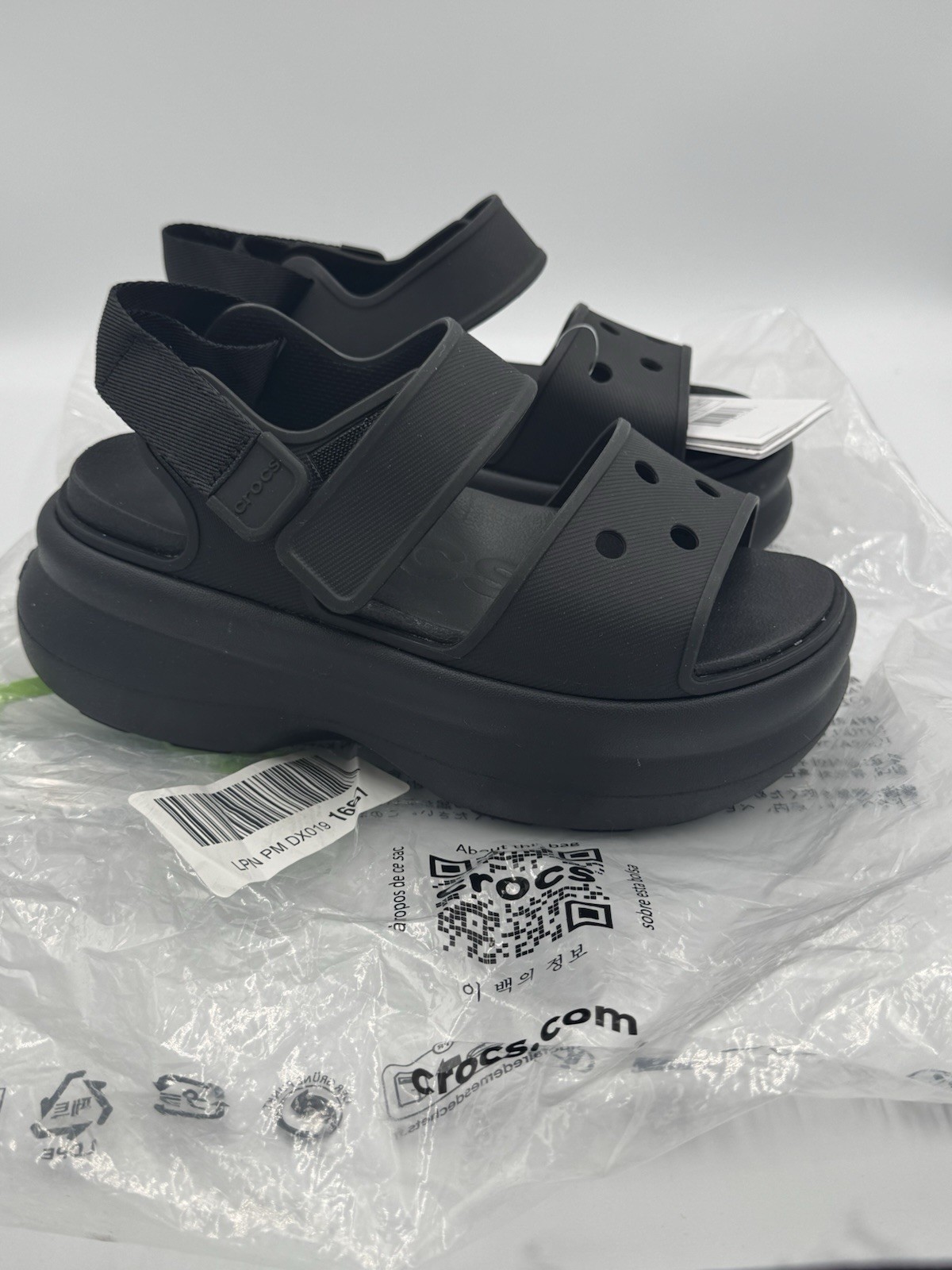 Crocs Soho Y Strap Platform Sandals Black Women’s 4 NWT 211755-001