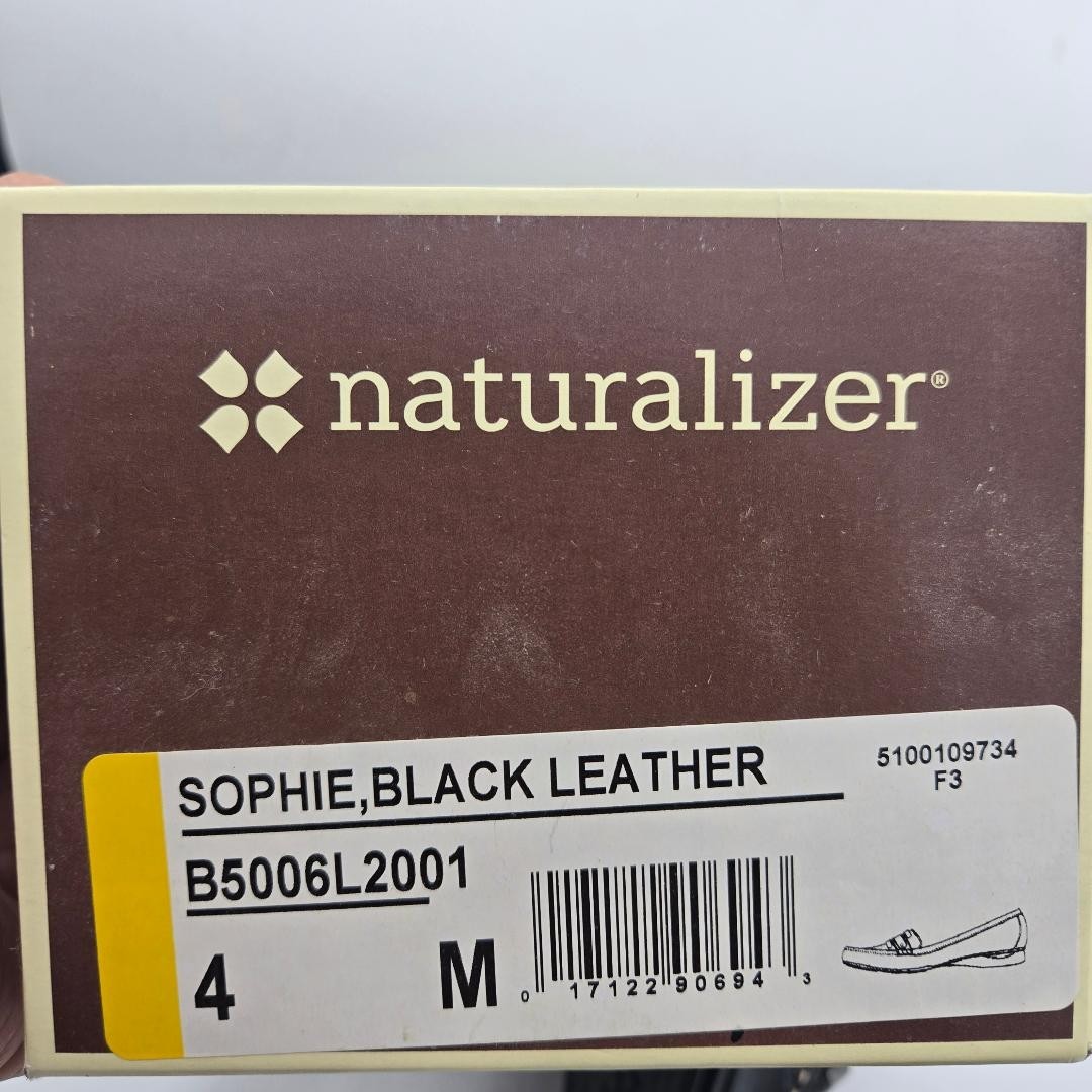 Naturalizer Womens Sophie Black Flat Shoes Size 4M