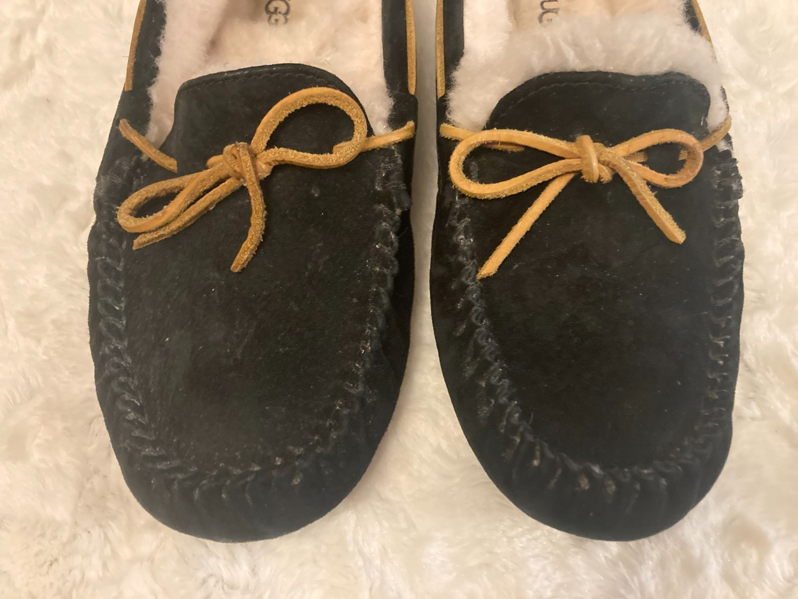 UGG Women’s Dakota Black Suede Moccasin Slippers Shearling Lined Shoes Size 8