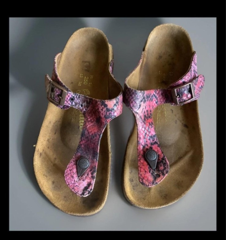 Birkenstock Women’s Pink Purple Snake Skin Leather Thong Sandals Size 39. 9-9.5
