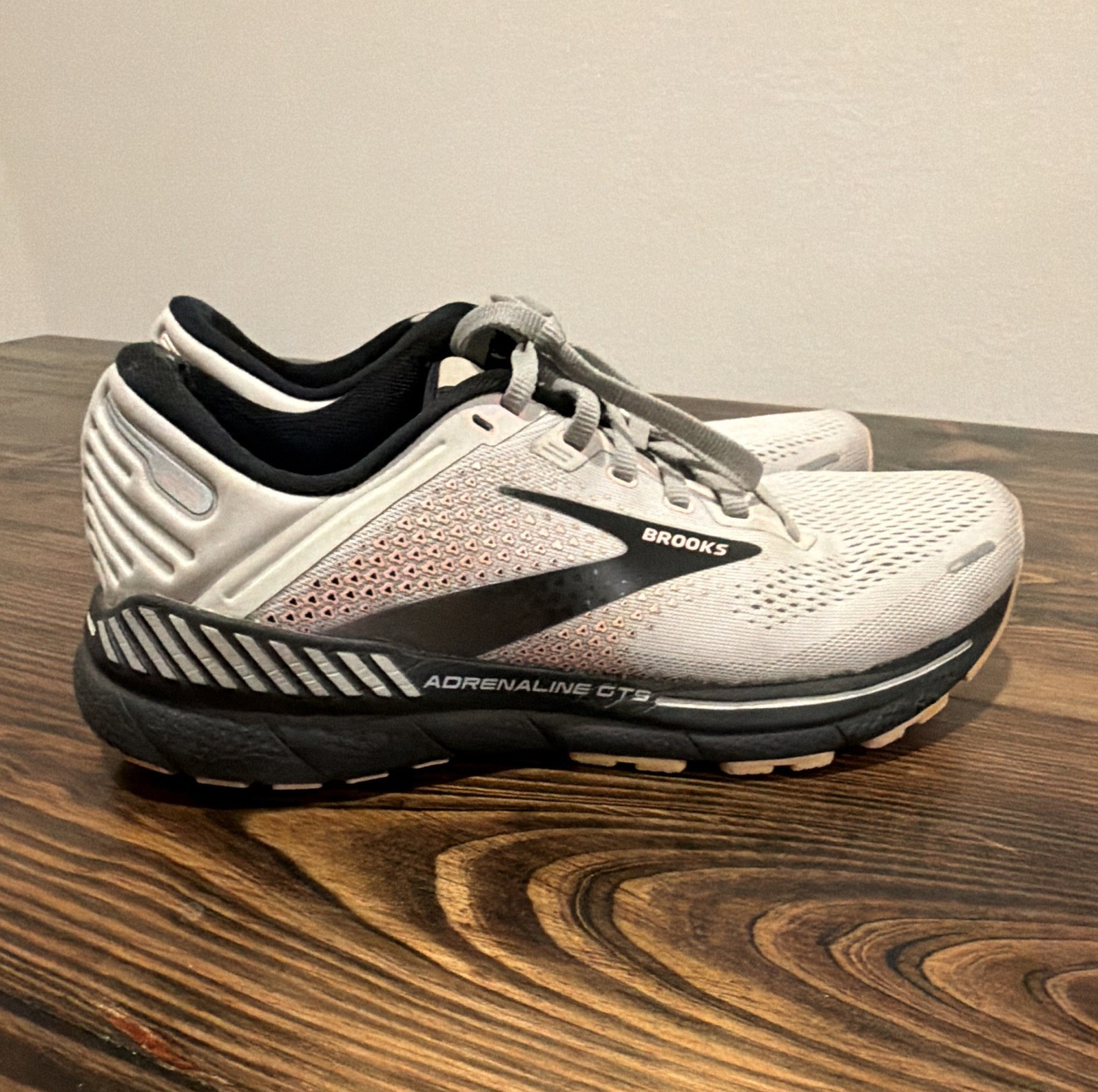 Brooks Adrenaline GTS 22 Women’s Running Shoes Gray/Black Low Top Lace-Up B