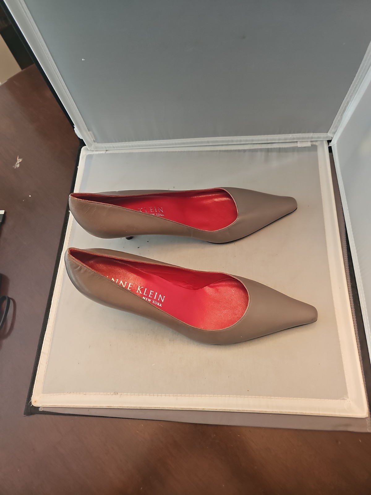 Women’s Anne Klein Gray Pointed Toe 2.5 Inch Heel Pump, Size 11 M Madein Italy