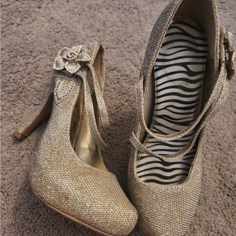 Elegant Gold Women’s Heels with Floral Detail